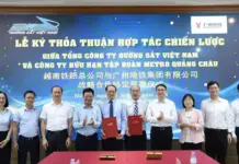 Vietnam Railways and Guangzhou Metro Forge Rail Cooperation Ten professionals in white shirts and blouses pose for a group photo at a signing ceremony, two men in the center hold red folders.